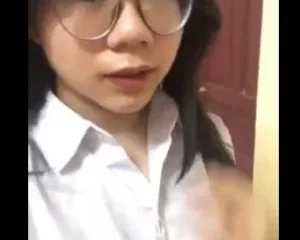 Clip: Nữ sinh chào hàng.